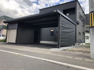 バイクも楽々入庫の正面シャッター！